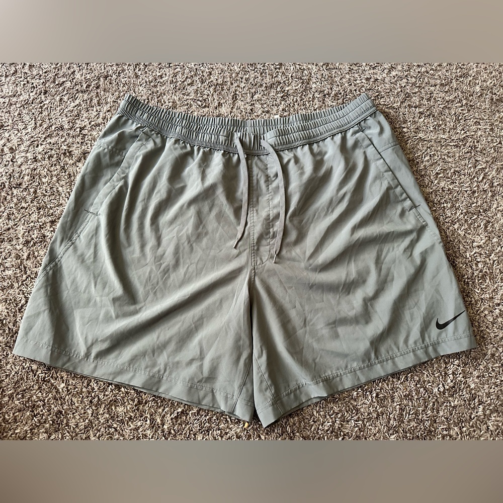 Men’s NIKE DRI FIT Athletic Active Flow Shorts Mesh Pockets Size 2XL